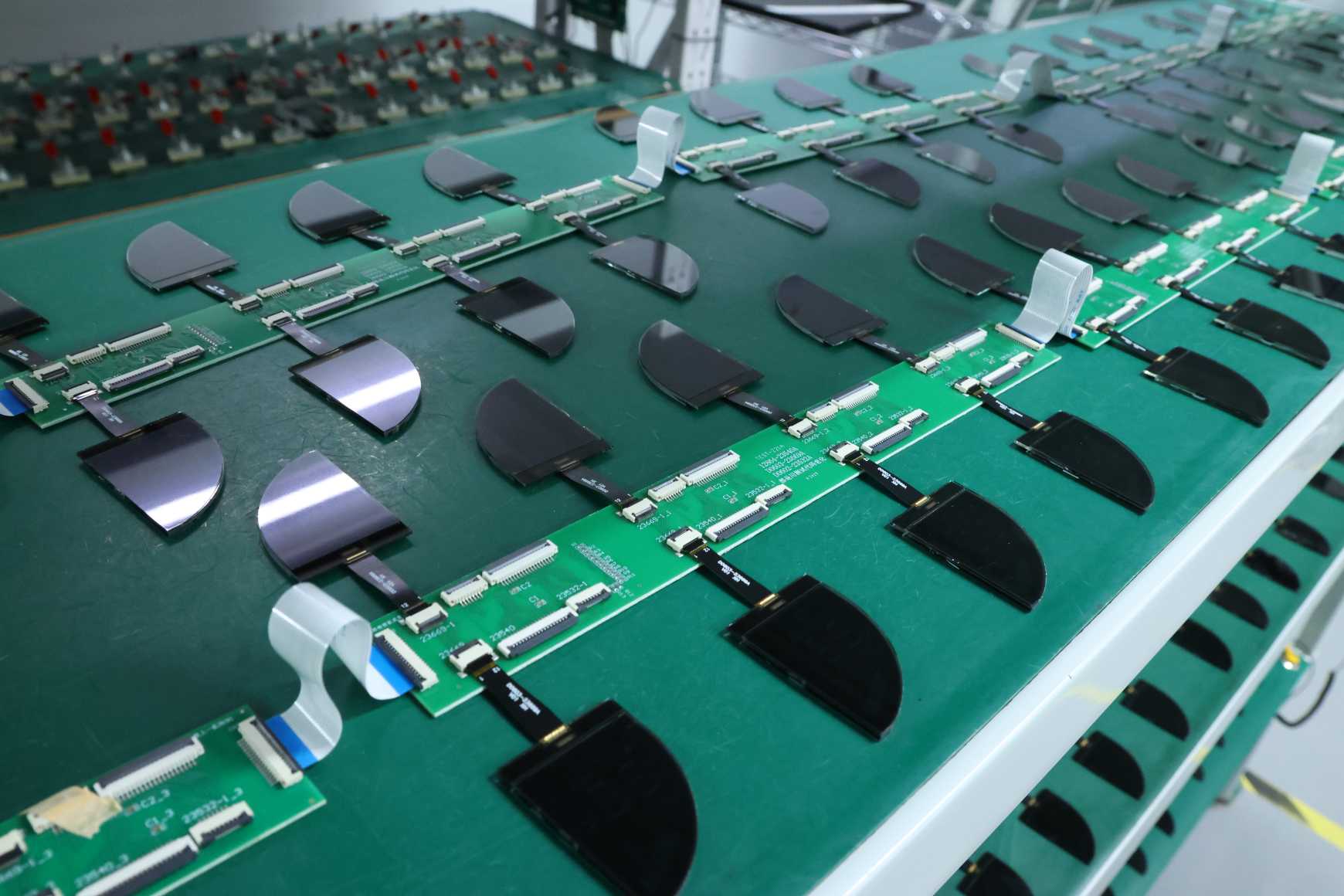 Междуиндустриалната интеграция на дисплейните технологии стимулира пазар за сто милиарда долара, китайските LCD производители се надпреварват да завладеят трасето за персонализиране